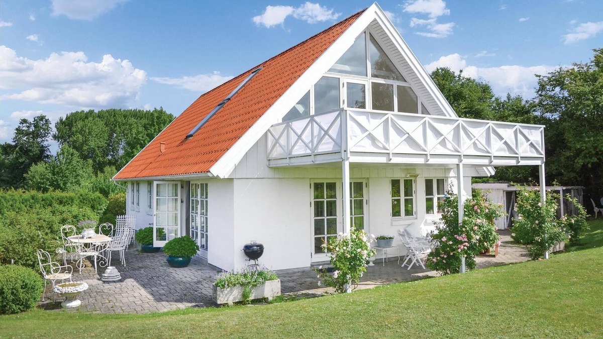 Fredensborg House | Near the royal town of Fredensborg, the beautiful area of Sørup awaits you with this tasteful and co