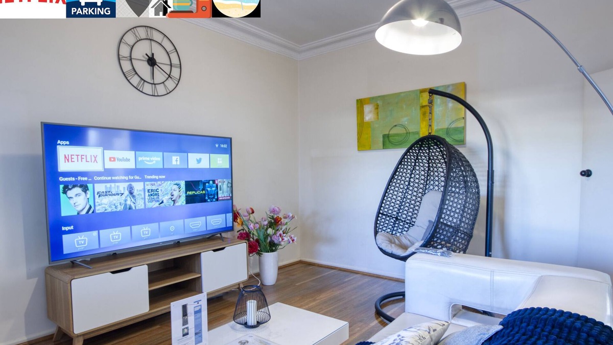 Wollongong CBD House | ⭐Near train station sleeps 10 w/t parking,75 inch TV, Netflix,Electric Bed & AC
