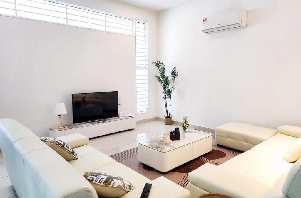 Johor Bahru House | Near Tuas, Stadium, Legoland - Stylish Homestay in Iskandar Puteri - 21pax by Cowidea