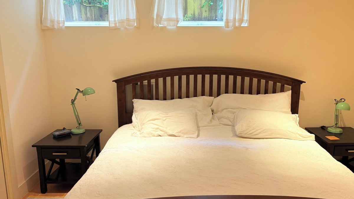 Dunbar House | Near UBC, downtown, airport, beach & only blocks from forested park & transit.
