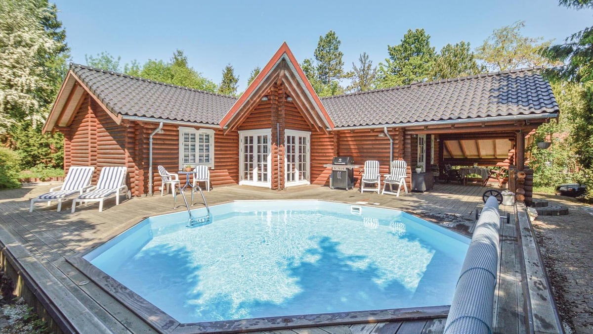 Lundby House | Near Vordingborg and Næstved is this beautiful log house.