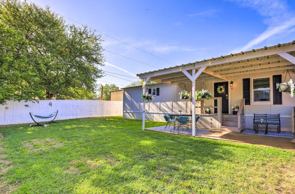 Lake Dallas House | Near Water Lake Dallas Home with Furnished Patio!