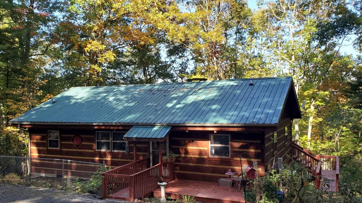 Fleetwood Cabin | Near West Jefferson, Boone + Blue Ridge Parkway! Mountain get away w/fireplace.