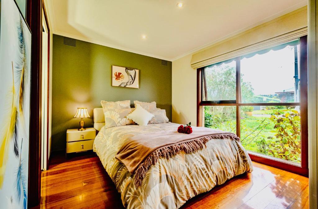 Mooroolbark House | Near Yarra Valley, Dandenong Ranges and Healesville Sanctuary House with Two beds