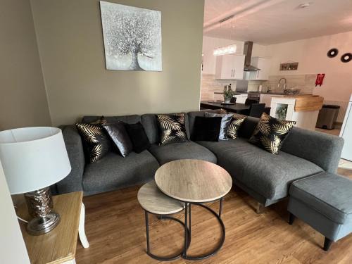 Street Apartment | Nearby Glastonbury, Next to Street Town Centre - Ground Floor Large 3 BD With Parking, Sleeps Up to 6