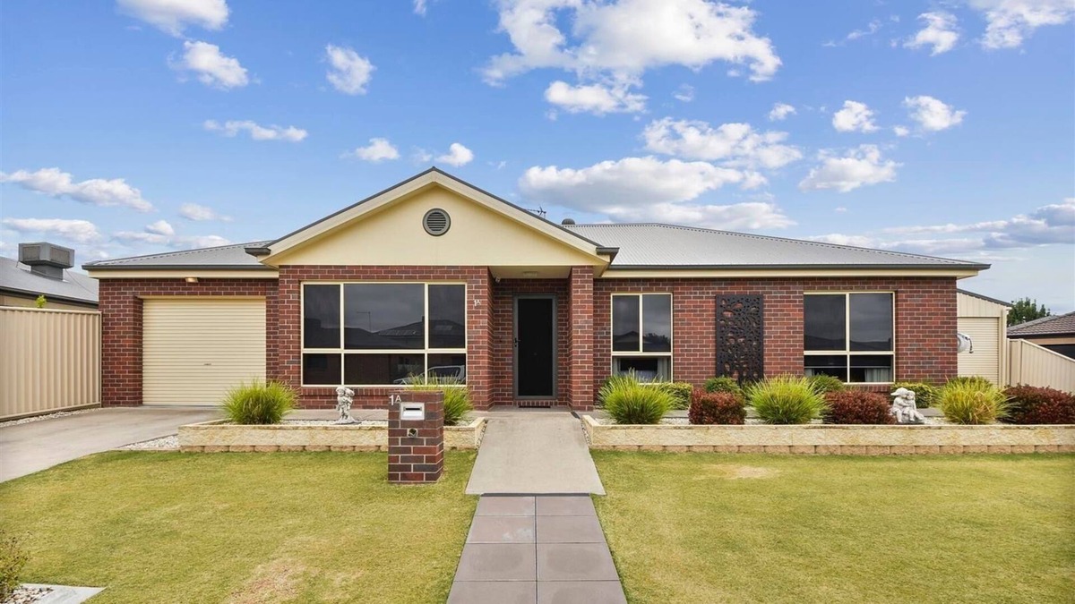 Horsham House | Neat, Quiet and Close to River