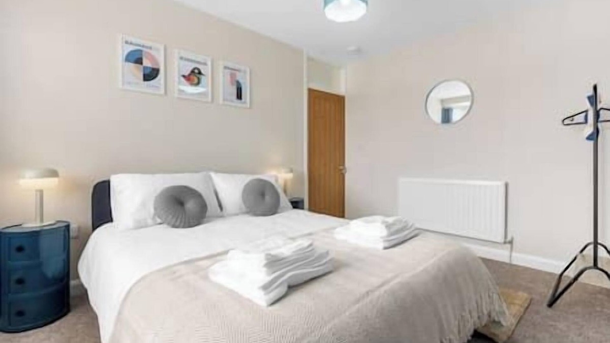 Hampton-in-Arden House | NEC Birmingham Airport Modern Village Retreat, Sleeps 7, Free Parking