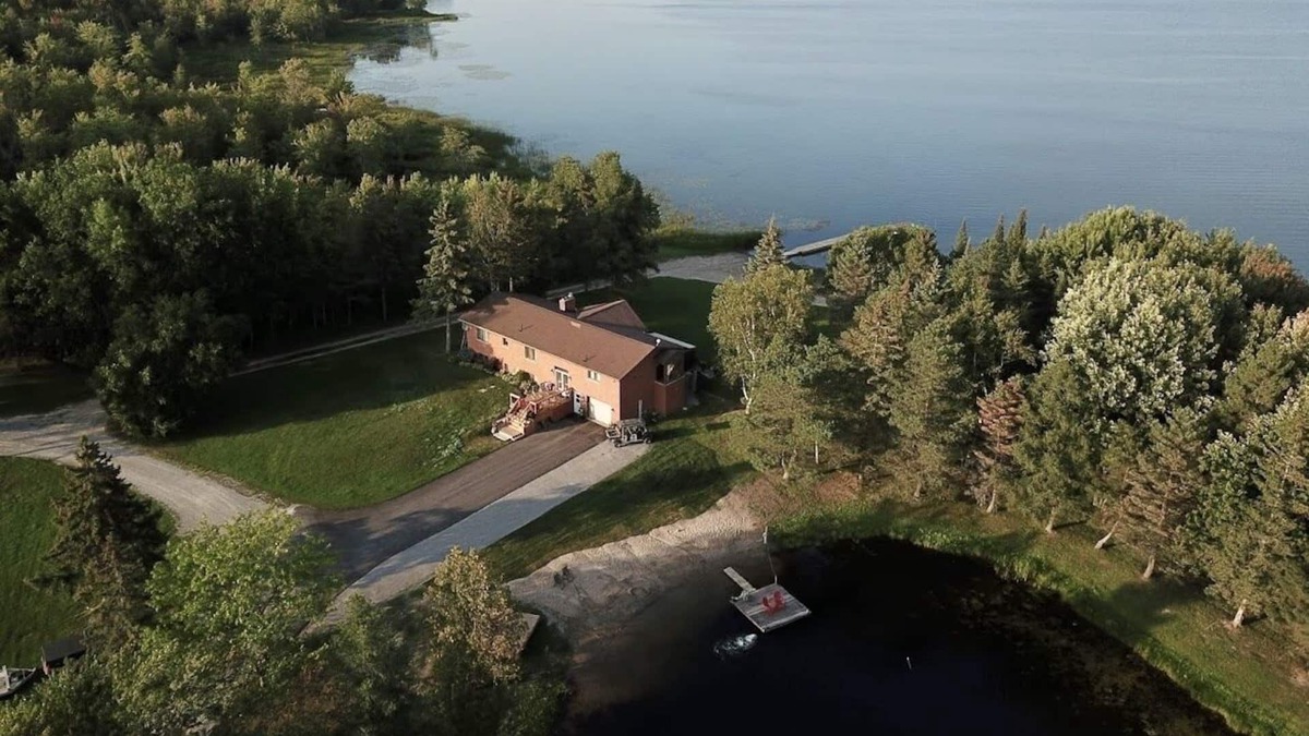 Carden Cottage | Need a summer getaway? Book NorthFork Lakehouse-the ultimate cottage destination