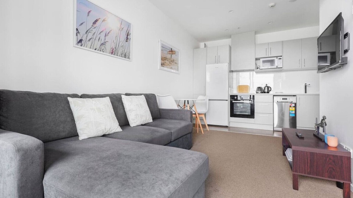 Manurewa Apartment | Neighborhood Hideaway with Air-con and Deck