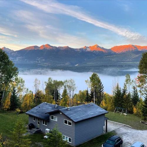 Golden House | Nell's Mountain Lodge - Arcade Hottub Fire Pit 5 Acres