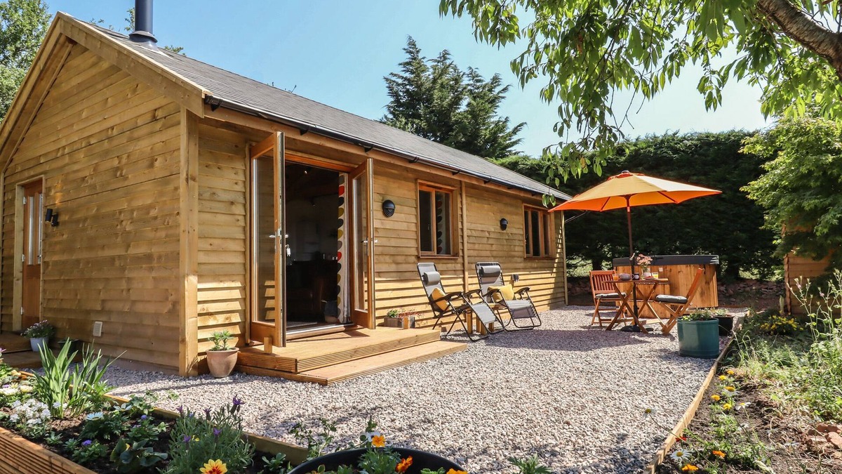 Crediton Cottage | NELLI LODGE AT MILE END, pet friendly in Cheriton Fitzpaine