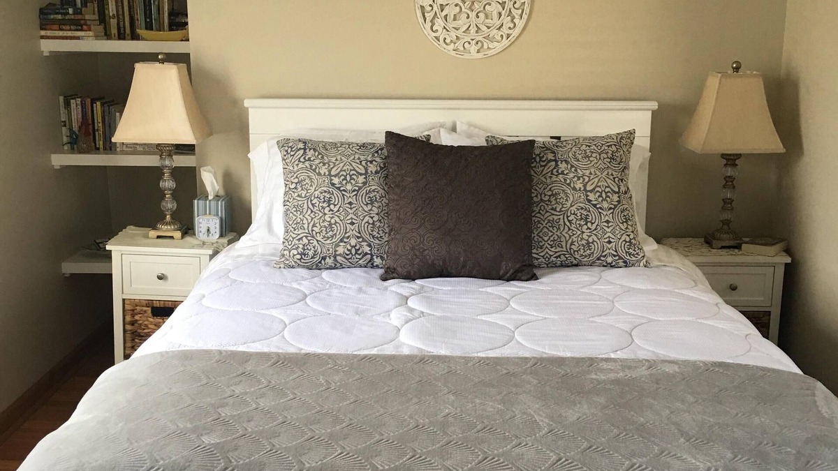Charlevoix House | *Nena’s Place Airbnb, a spacious, yet cozy en suite room.