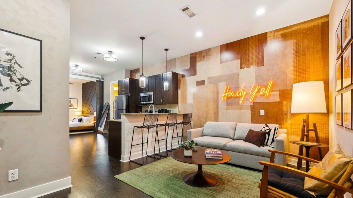 West End Condo | Neon Daes Amazing 1 Bedroom Near Vandy and Broadway!