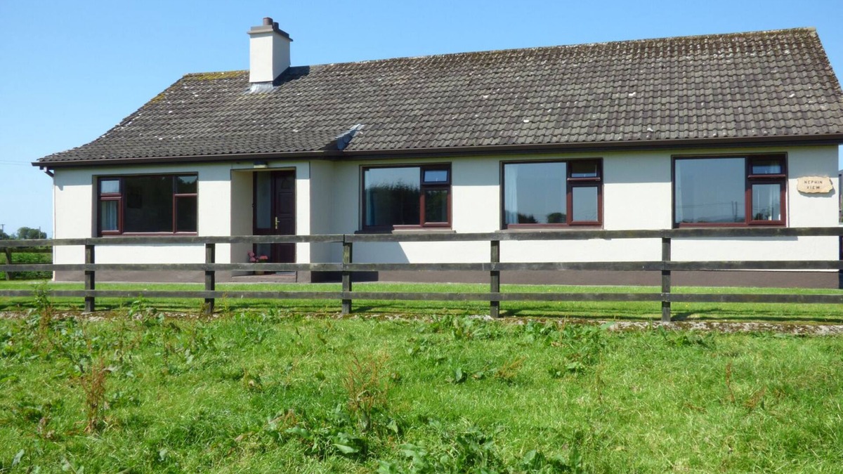 Bofeenaun House | NEPHIN VIEW, pet friendly, with a garden in Ballina, County Mayo