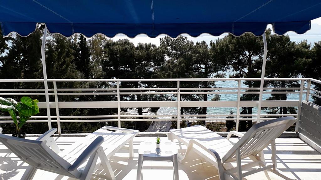 Loutraki-Agioi Theodoroi Apartment | Neraidas home on the sea