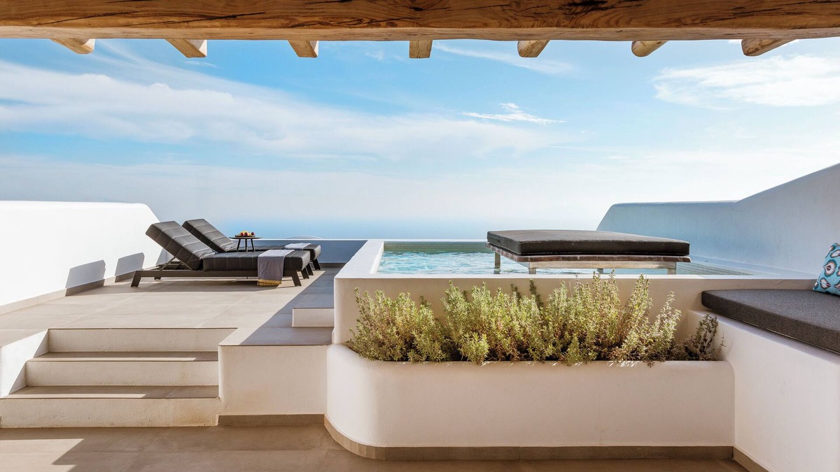 Imerovigli Hotel | NĒRO Light-Filled Suites