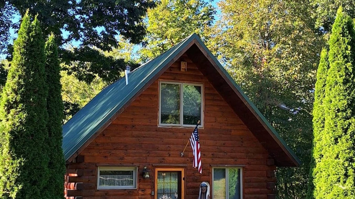 New Bedford House | Neshannock Creekside Log Cabin, Rental Headline