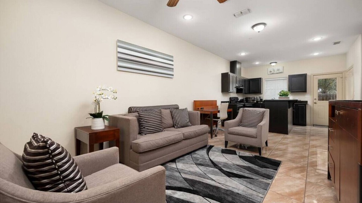 Pharr Apartment | Nest at Hummingbird 3 w King bed free parking Patio