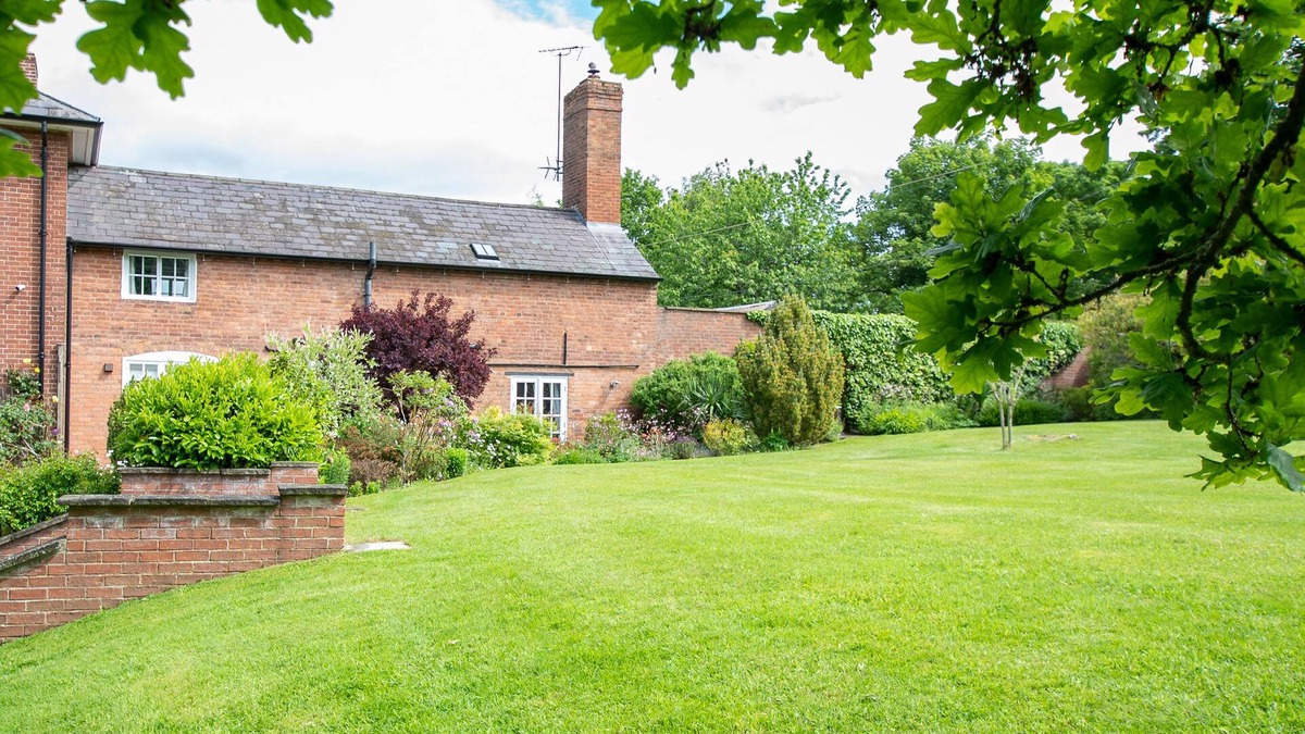 Stourport-on-Severn Cottage | NEST AT WINNALL Luxury 19thC Cottage, Peaceful Location, Walking, Child Friendly