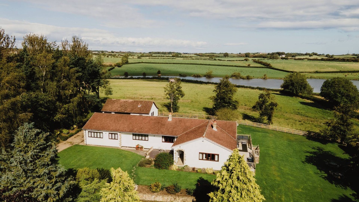 Wingate House | Nest @ Red Hurworth - hot tub with reservoir views