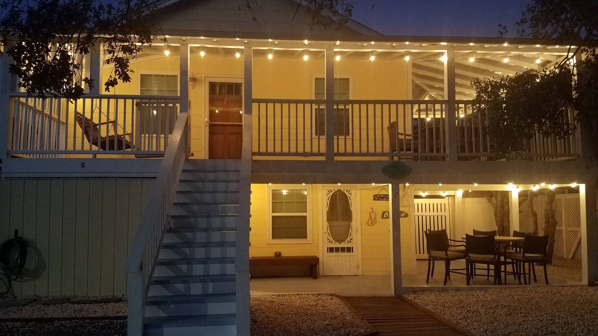 Wrightsville Beach Cottage | Nestled between the BEACH & BANKS CHANNEL- walk to PIER, RESTAURANTS & GROCERY!