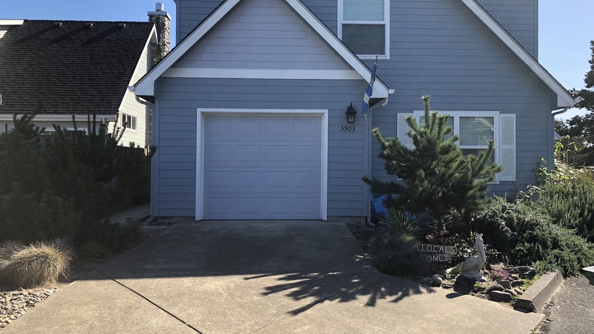 Four Sisters House | Nestled between Beach and River. 3 minute walk to Beach! 2 minutes to River!