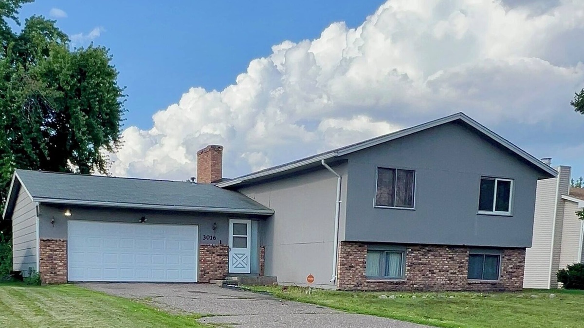 Brooklyn Park House | Nestled in a quiet, safe neighborhood close to highway.