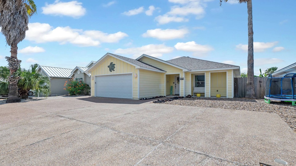 Port Aransas House | Nestled in downtown Port Aransas and just minutes from the beach