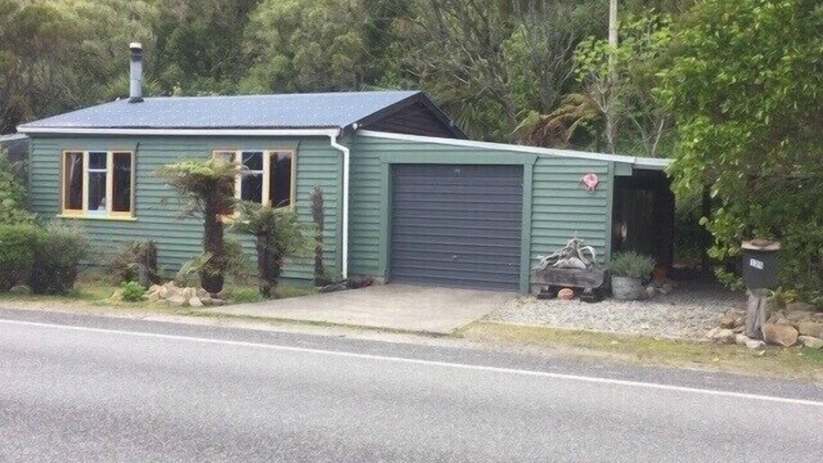 West Coast House | Nestled in the beautiful New Zealand bush a classic Kiwi bach.