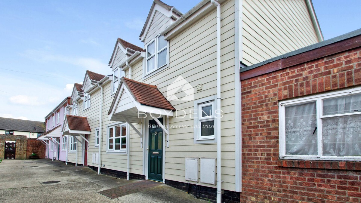 Frinton-on-Sea House | Nestled in the heart of Frinton on Sea is this terraced mews cottage offering open plan living
