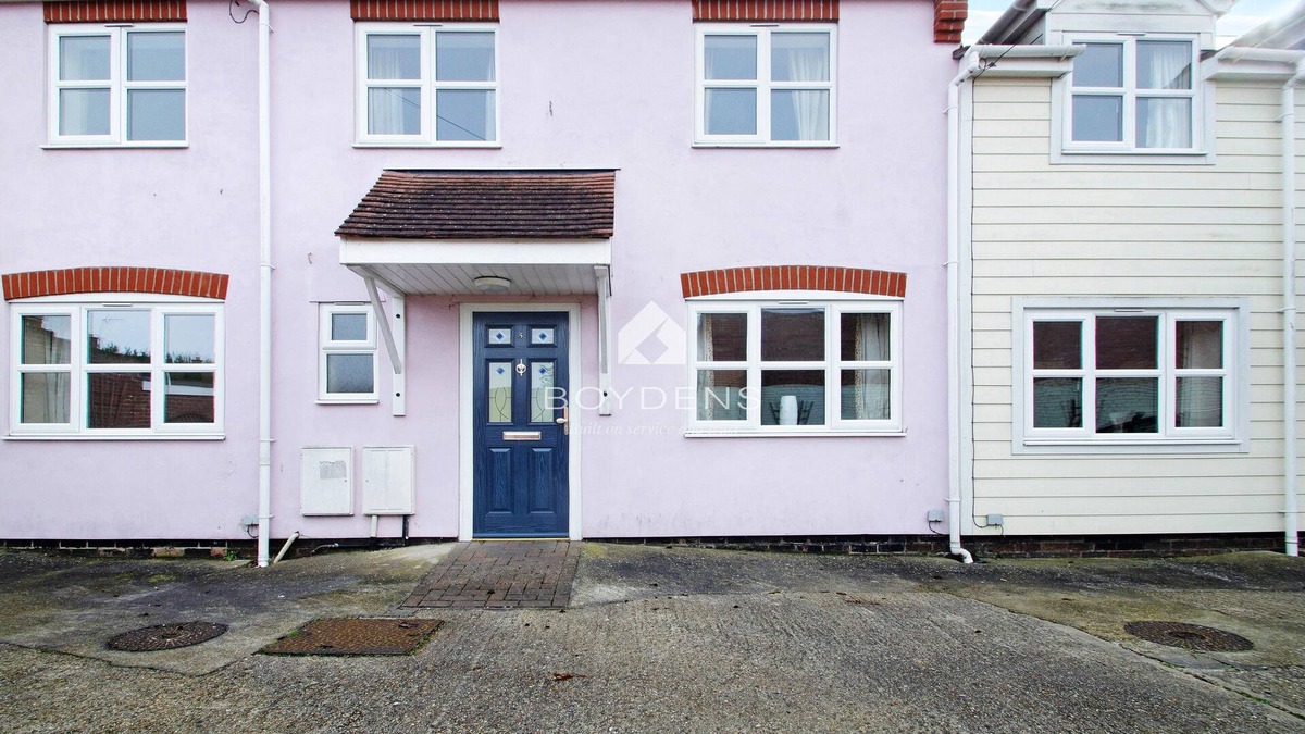 Frinton-on-Sea House | Nestled in the heart of Frinton on Sea is this terraced mews cottage offering open plan living