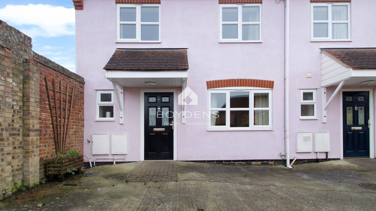 Frinton-on-Sea House | Nestled in the heart of Frinton on Sea is this terraced mews cottage offering open plan living