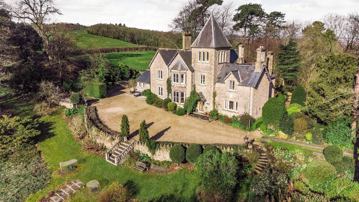 Axbridge Cottage | Nestled in the glorious Somerset countryside with views of the Mendips.