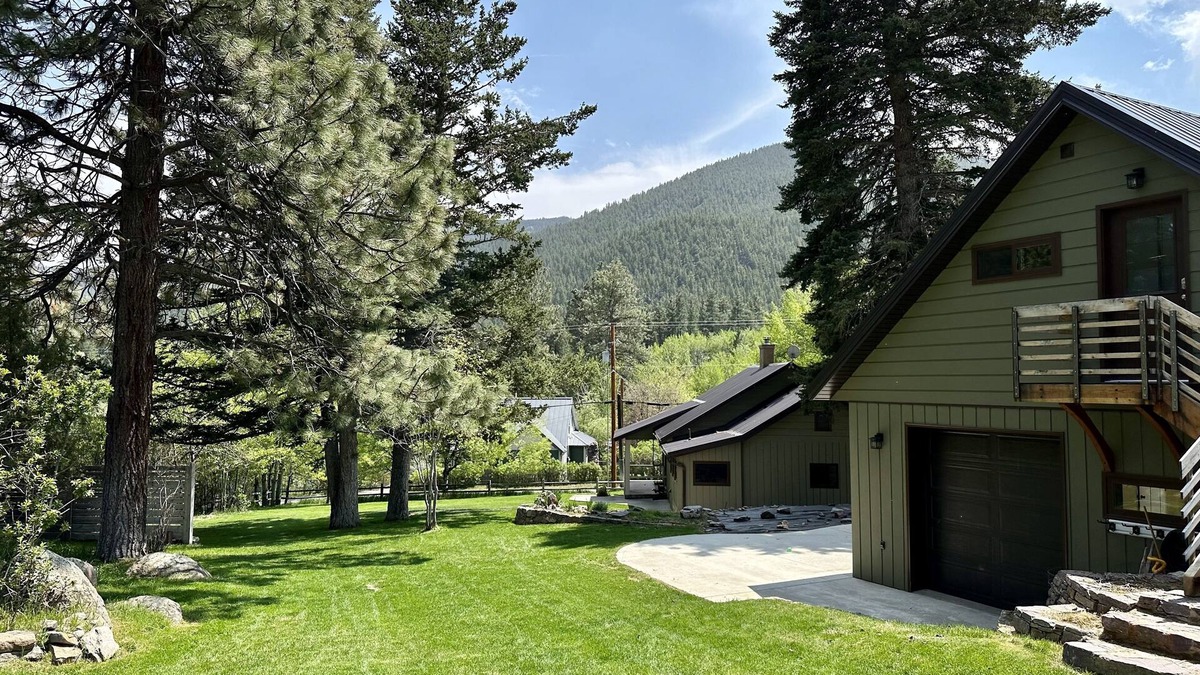 Helena House | Nestled in the National Forest, just minutes from downtown