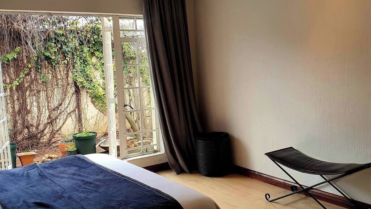 Greater Johannesburg Metropolitan Area Condo | Nestled in Westdene Johannesburg. Close to great restaurants, bars and art.n