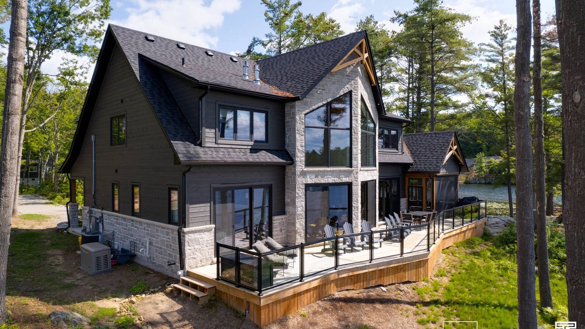 Georgian Bay House | Nestled on the picturesque shores of Gloucester Pool.