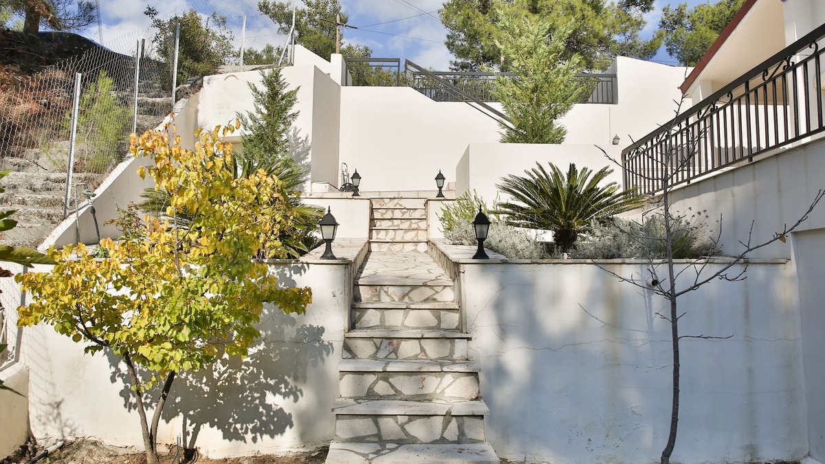 Moniatis Villa | Nestor Hillside Moniatis House