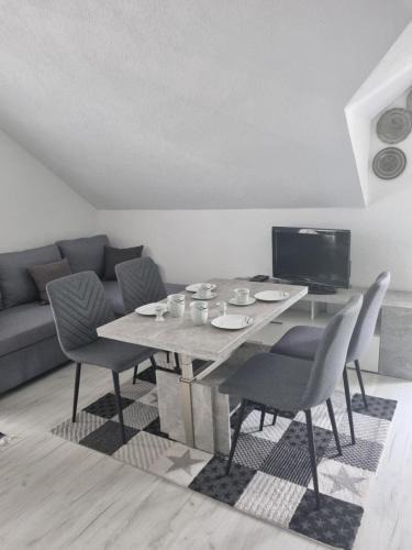Neresheim Apartment | NEU! FeWo Maria Buch