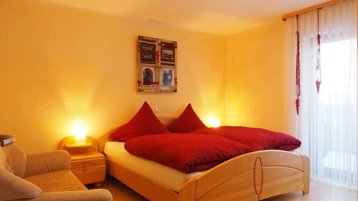 Edelsfeld Apartment | Neu gebaute Ferienwohnung für 4 Personen mit Balkon