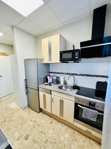 Freiberg am Neckar Apartment | Neuwertiges Apartment mit schnellem WLAN, Glasfaser, Kostenlose Privatparkplatz auch für Transporter geeignet R2