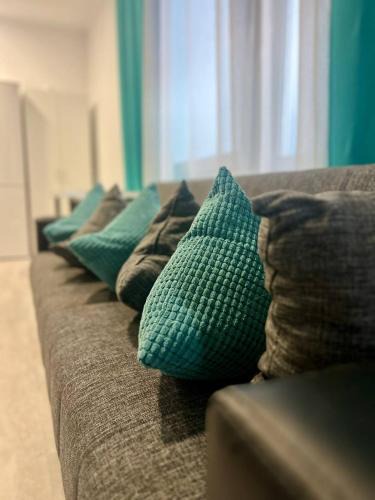 Freiberg am Neckar Apartment | Neuwertiges Apartment mit schnellem WLAN, Netflix, Glasfaser, Kostenlose Privatparkplatz auch für Transporter geeignet R25
