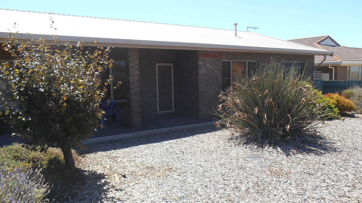 Ardrossan House | Nevah Barc ~ Short walk to shops and jetty!