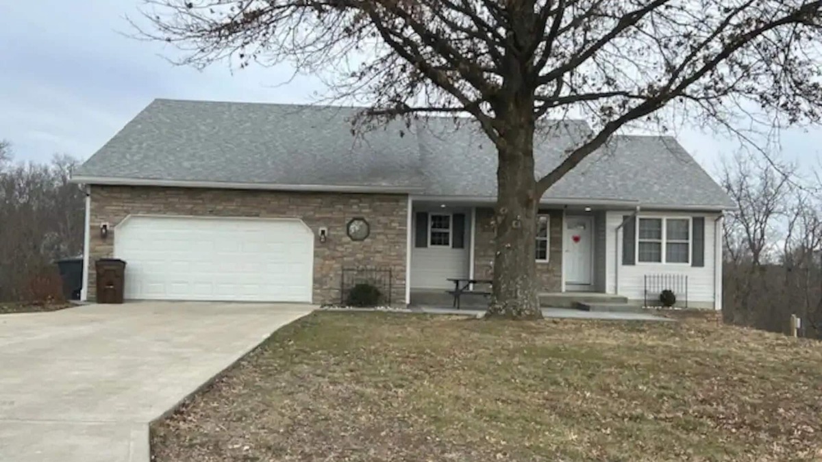 Aurora House | Never Too Farn Spacious house on dead end road with great outdoor space!nn