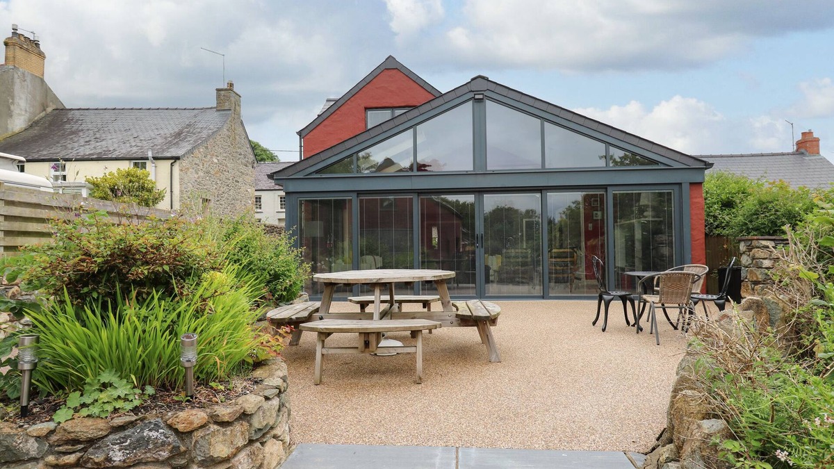 Newport Cottage | NEVERN HOUSE, family friendly in Newport, Pembrokeshire