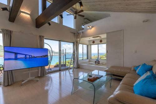 Motobu Villa | NEW！パノラマオーシャンビューのテラスジャグジーは圧巻。新築２階建て吹抜け天井リビングは開放感抜群