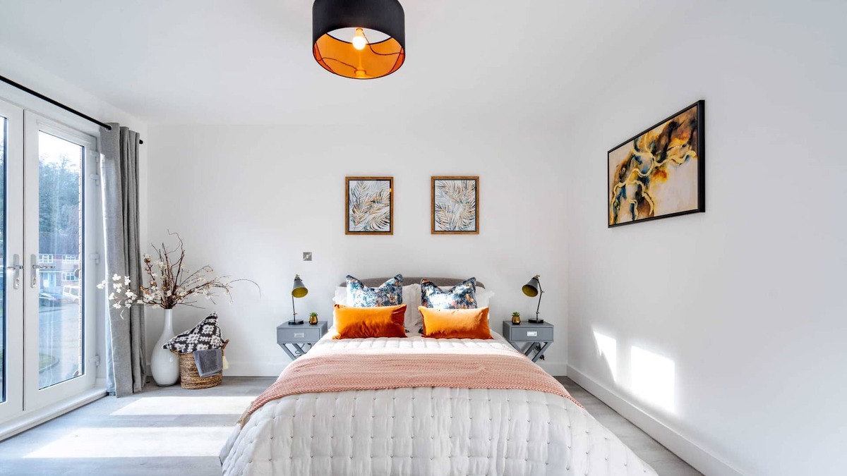 Chilworth Apartment | New 1 bed interior designed apartment, 55 mins to London