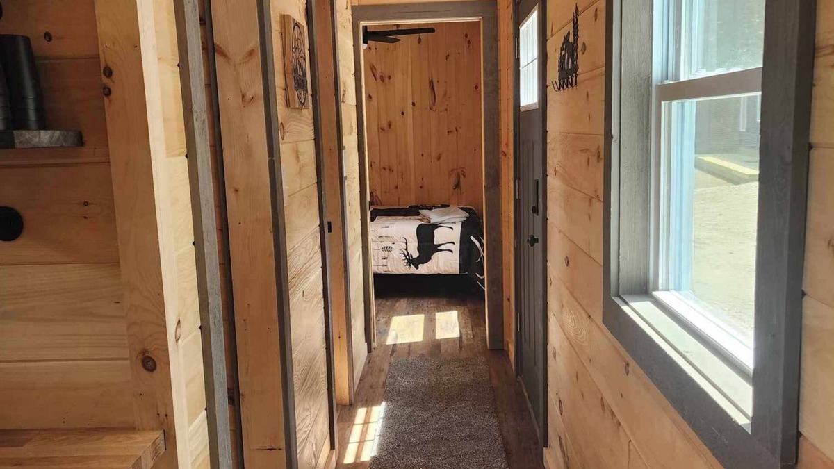 Errol Cabin | New 1 bedroom Container cabin with direct trail access (cabin 3)