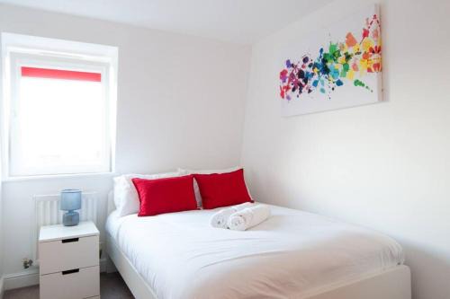 Burton on Trent Apartment | *New* 2-Bed Modern Apartment