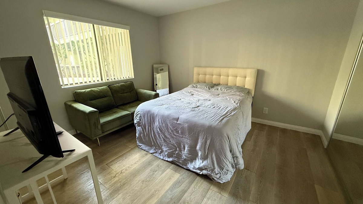 Burbank Apartment | New 2-bedroom apartment in charming Burbank Empire Center with WiFi, AC