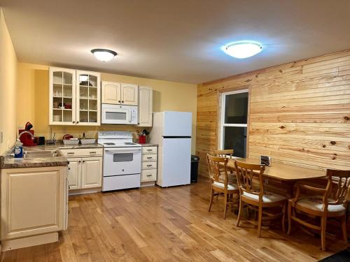 Salem Apartment | NEW 2 Bedroom Cabin 2 Miles to Montauk State Park
